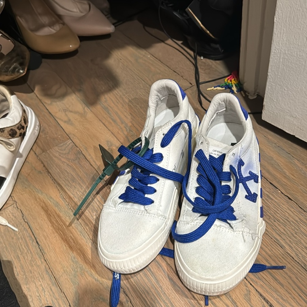 Like new off white sneakers Original like new - Picture 3 of 3